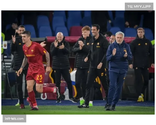 场边:穆里尼奥作为特邀嘉宾现身弗罗西诺内主场观看老东家比赛 场边:穆里尼奥作为特邀嘉宾现身弗罗西诺内主场观看老东家比赛