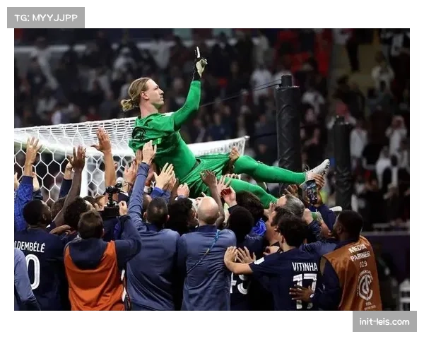 争议瞬间:克瓦拉茨赫利亚突破后倒地,裁判未判点球